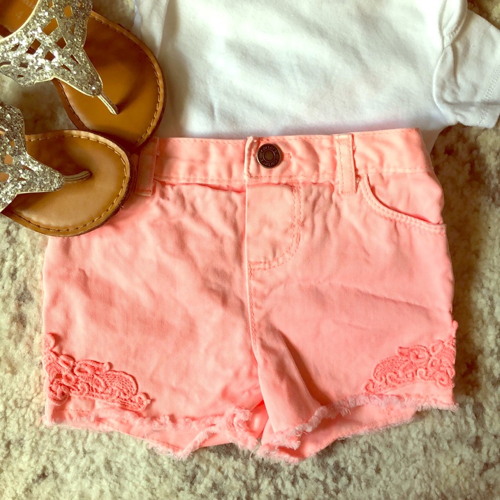 5-Pocket Cutoffs w/Appliqués